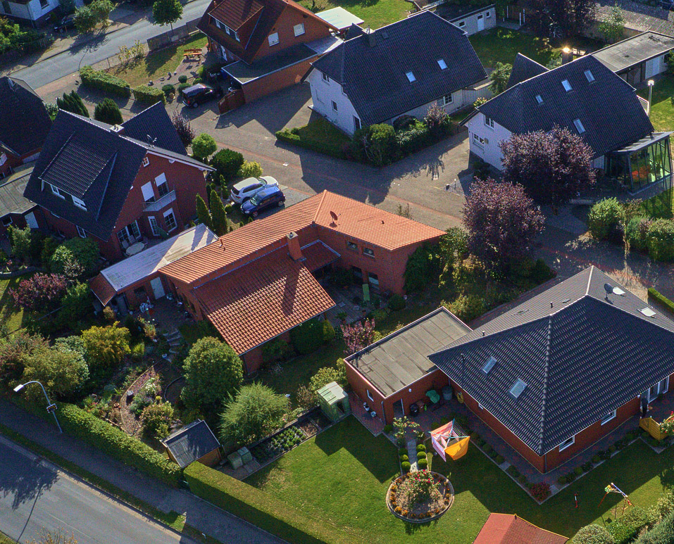 Dronenfoto von Hausdächern ohne Solaranlagen
