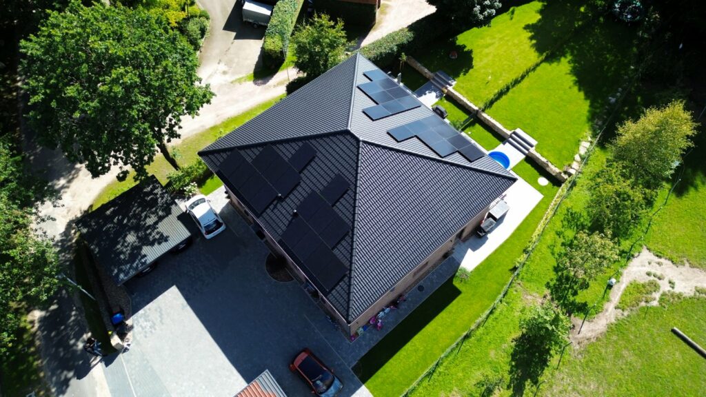 Dach mit schwarzen Solarmodulen