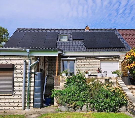 Bild von Einfamilienhaus nach Dachsanierung mit neuem Dach und PV-Anlage