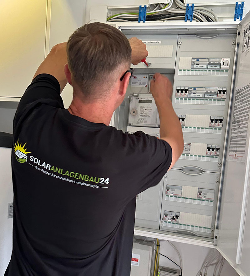 Elektromeister am Schaltkasten