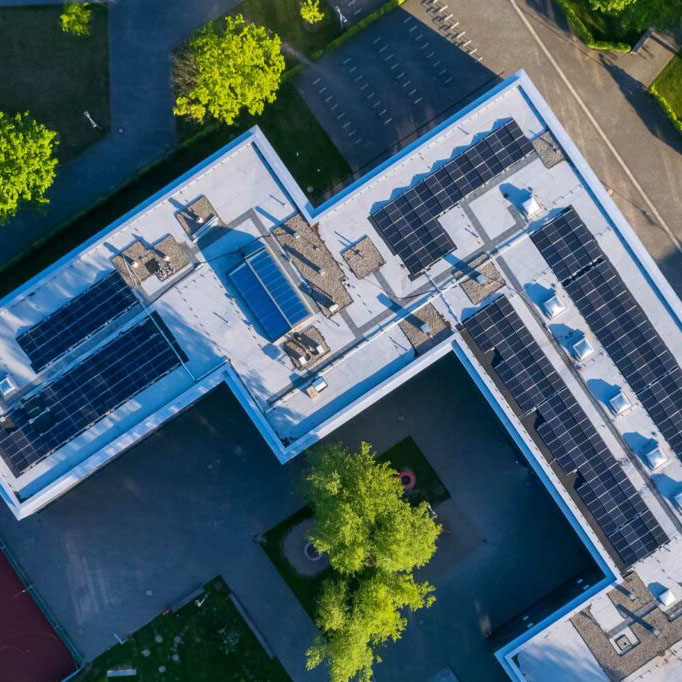 PV-Großanlage auf Schule Drohnenaufnahme